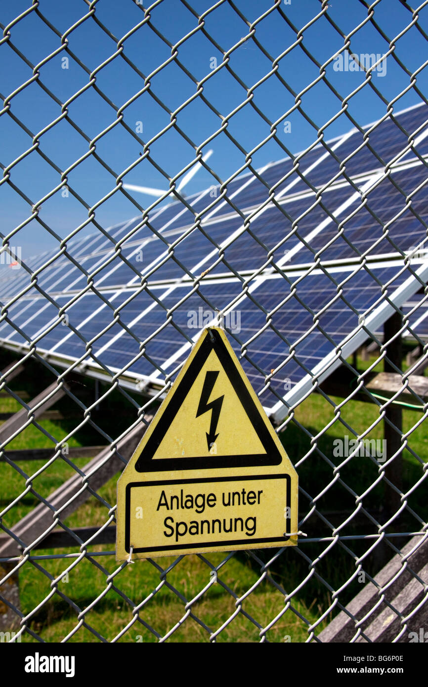Le signe de danger et de panneaux solaires photovoltaïques pour la production d'électricité, de l'Allemagne Banque D'Images