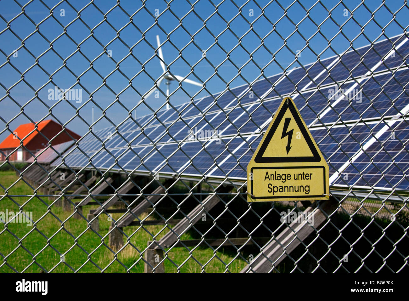 Le signe de danger et de panneaux solaires photovoltaïques pour la production d'électricité, de l'Allemagne Banque D'Images