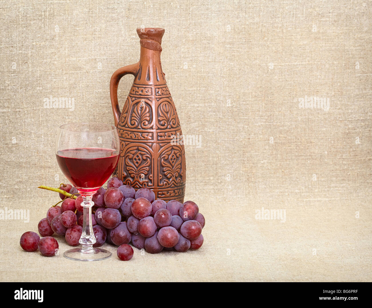 Pot d'argile avec un verre de vin géorgien, et les raisins - une nature Banque D'Images