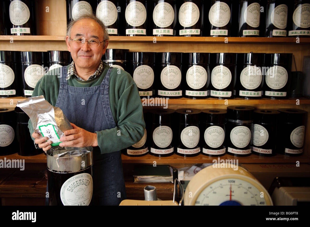 Masamitsu Takau, propriétaire de la boutique de thé, Shigetsuen, Tokyo, Japon, le 6 décembre 2009. Banque D'Images