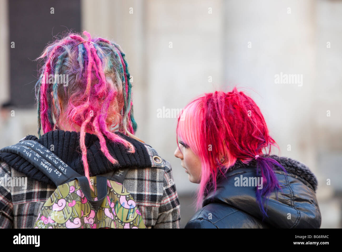 Un couple avec des cheveux rose meurt à Covent Garden, Londres, Royaume-Uni. Banque D'Images