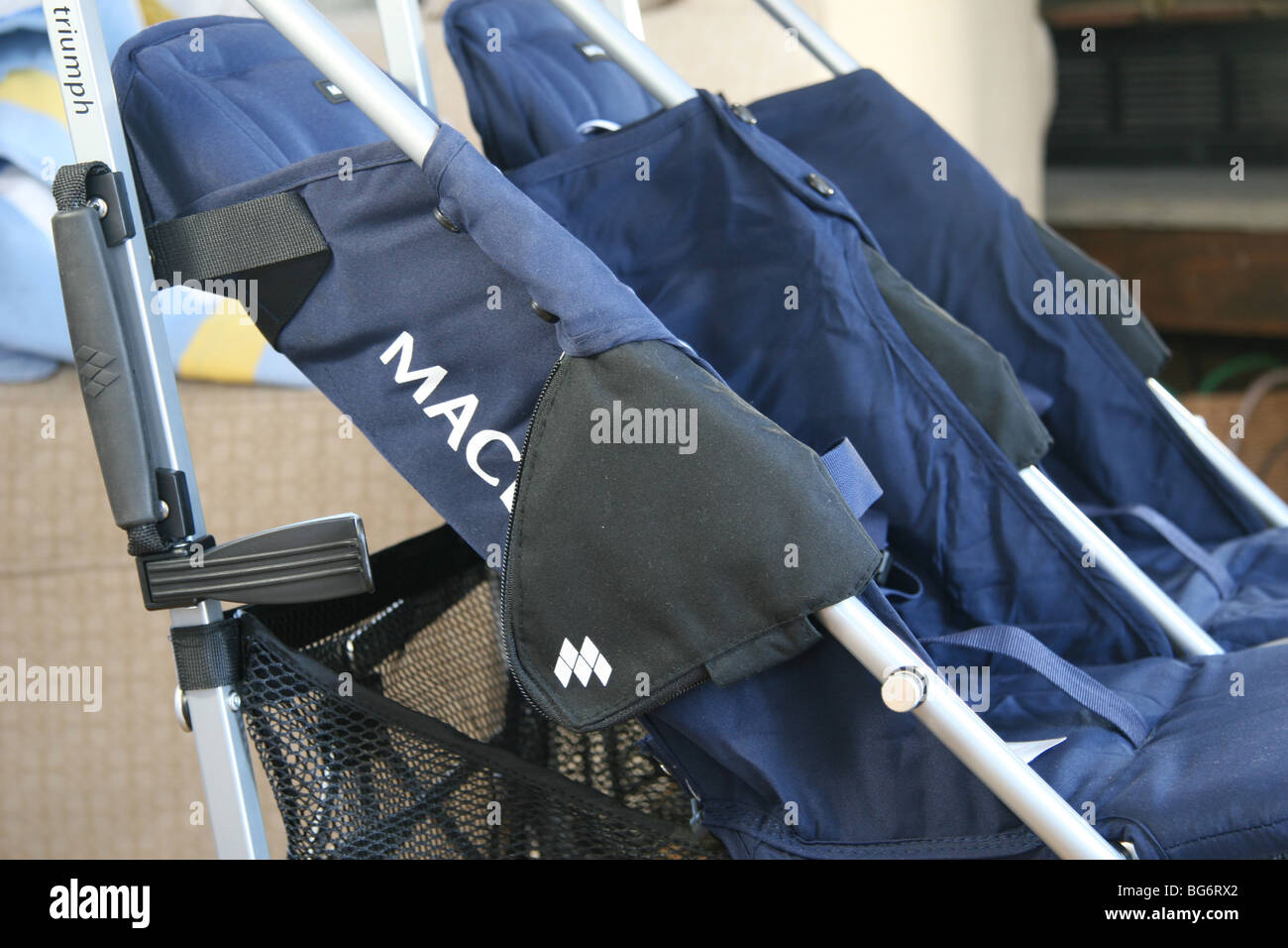 Poussette Maclaren impliqués dans la charnière, rappel indiqué sur une  poussette Twin Triumph Photo Stock - Alamy