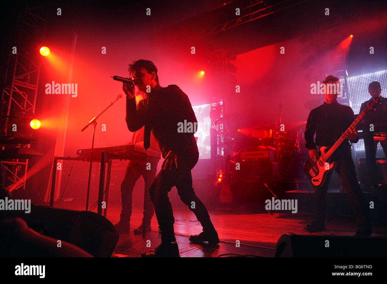 Rock Star Gary Numan et son groupe en concert à Wolverhampton, Novembre 2009 Banque D'Images