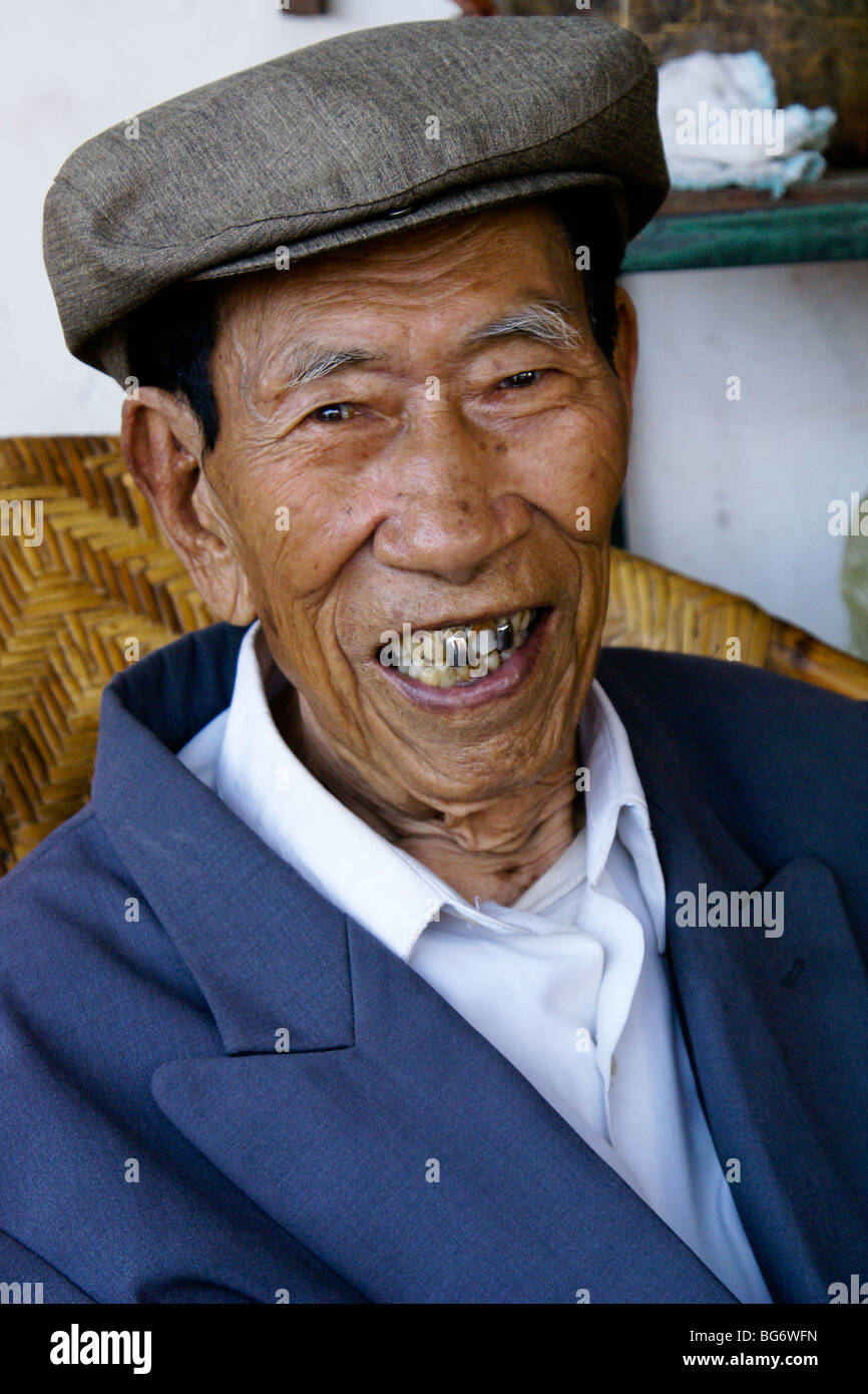 Vieux chinois avec des dents en or Photo Stock - Alamy
