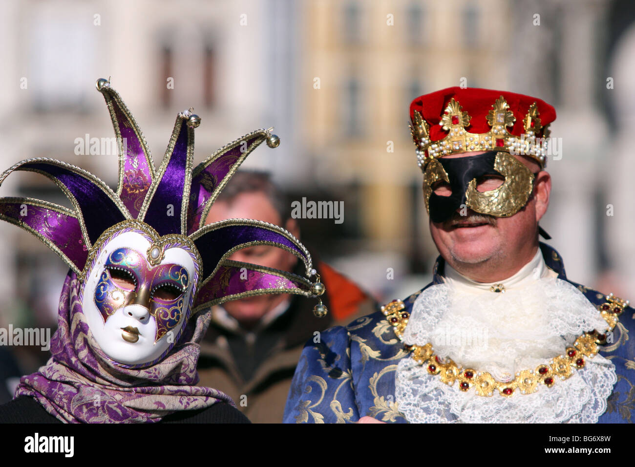 Les masques vénitiens qui pose pour une photographie Banque D'Images
