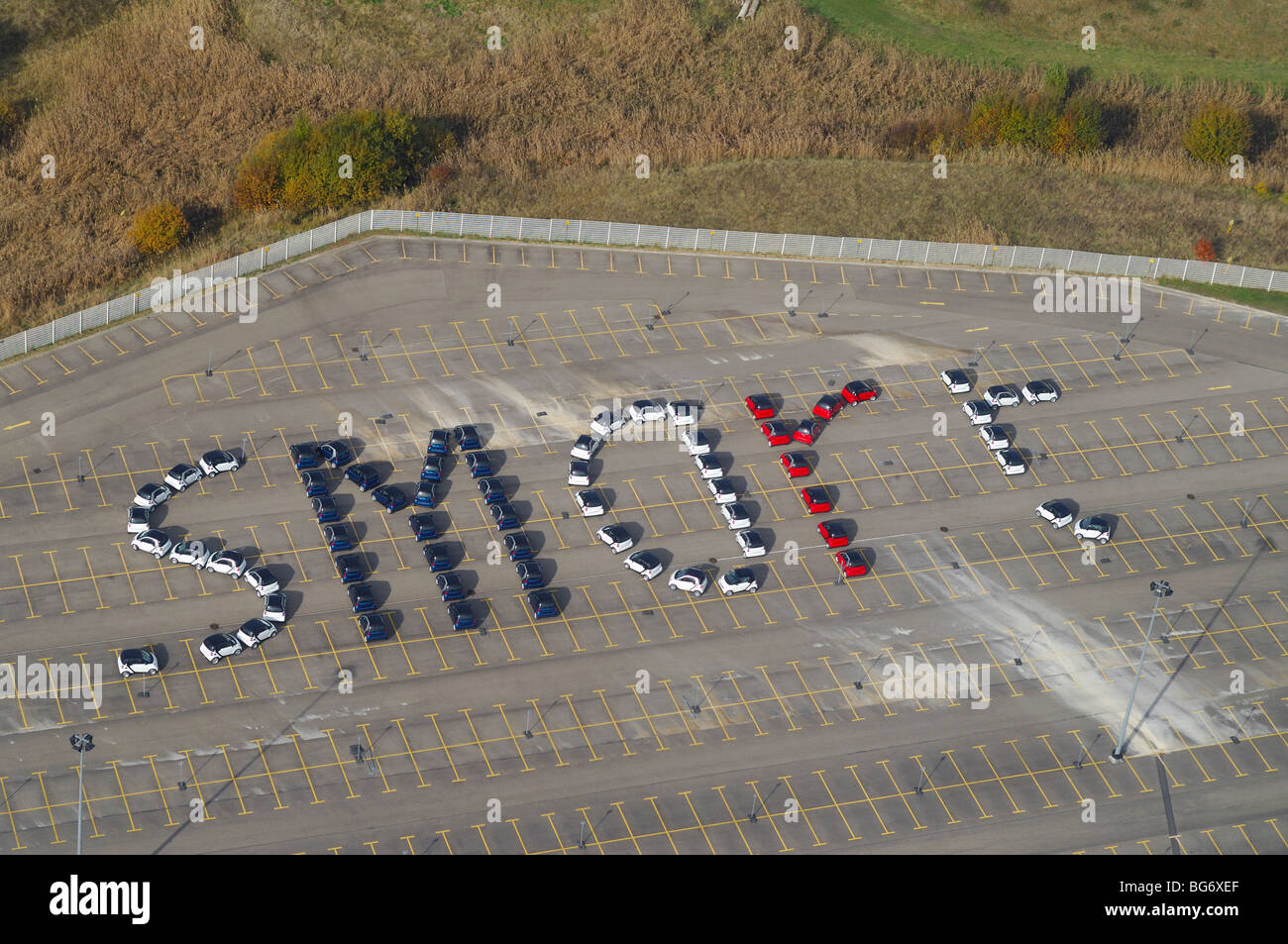 Vue aérienne de l'usine de voitures Smart parking gratuit. 'Smart' écrit pour les visiteurs du ciel par les employeurs avec Smat cars ! - Hambach, France Banque D'Images