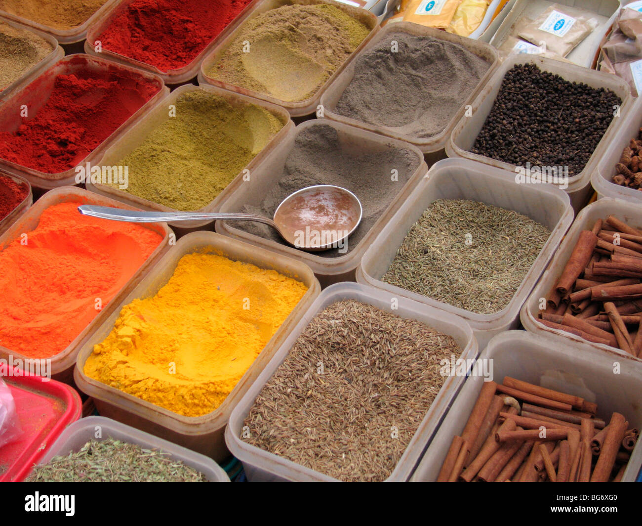 Épices en vente sur un marché à la ville de Cherchell - à l'ouest d'Alger - Algérie - Afrique du Nord Banque D'Images