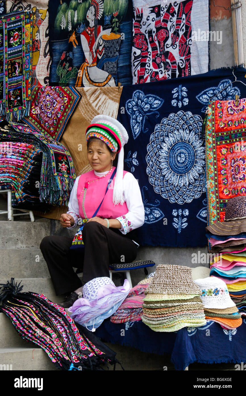 Bai femme vendant artisanat, Dali, Yunnan, Chine Banque D'Images