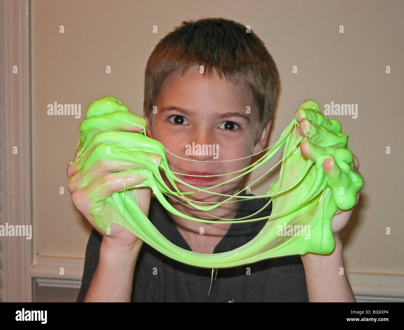 Jeune garçon, 11 ans, joue avec un silmy jouet pour enfants Photo