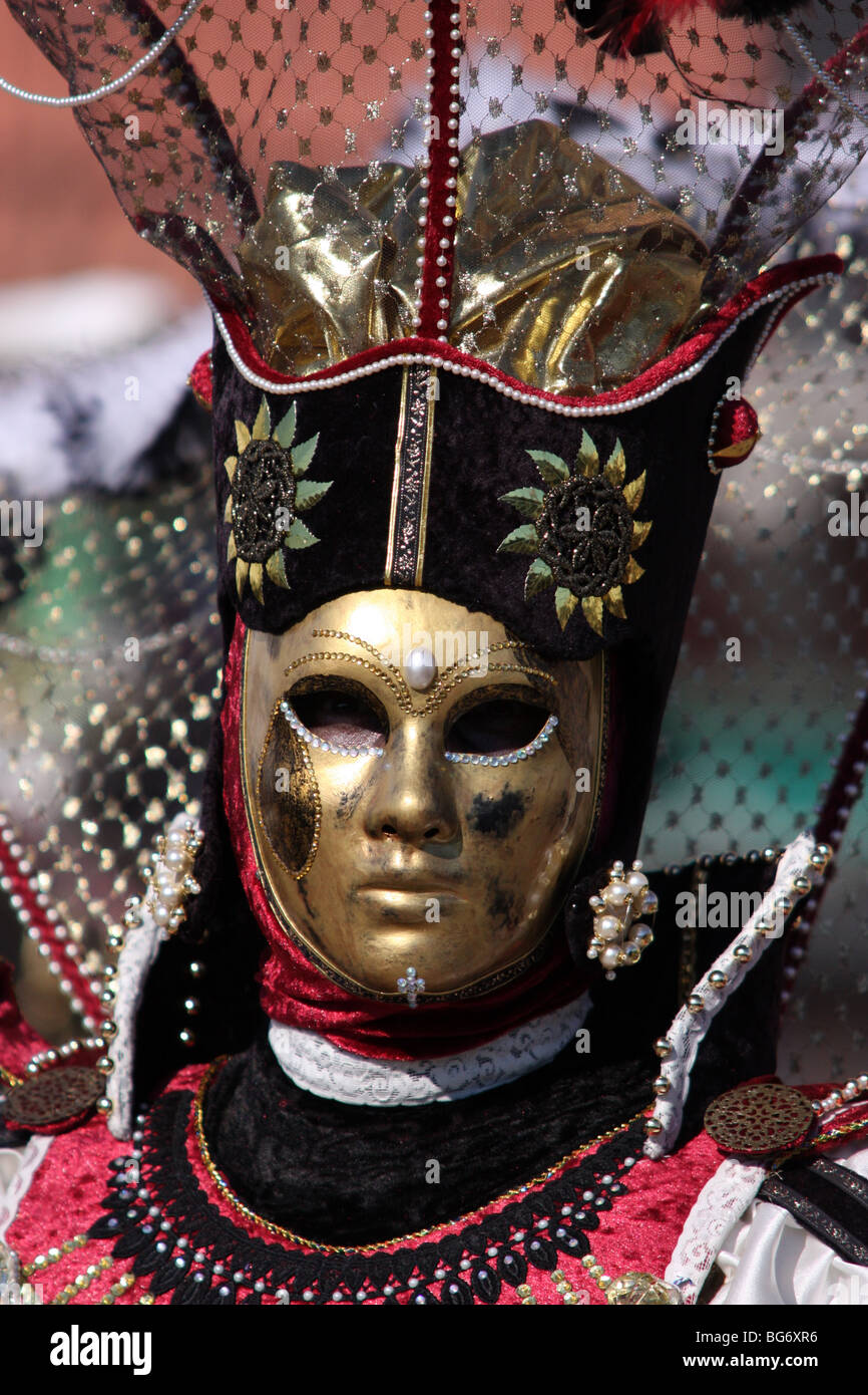 Gros plan de la face d'un homme portant un masque vénitien et costume  représentant un guerrier, Carnaval de Venise 2009 Photo Stock - Alamy