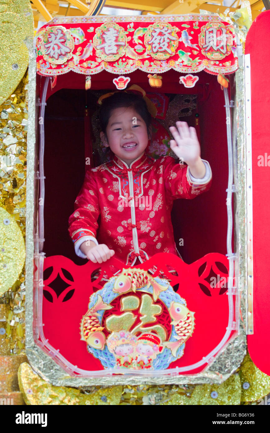 Petite fille à l'intérieur des vagues de flottement décorées de couleurs vives de foules au défilé du Nouvel An chinois à San Francisco, Californie. Banque D'Images