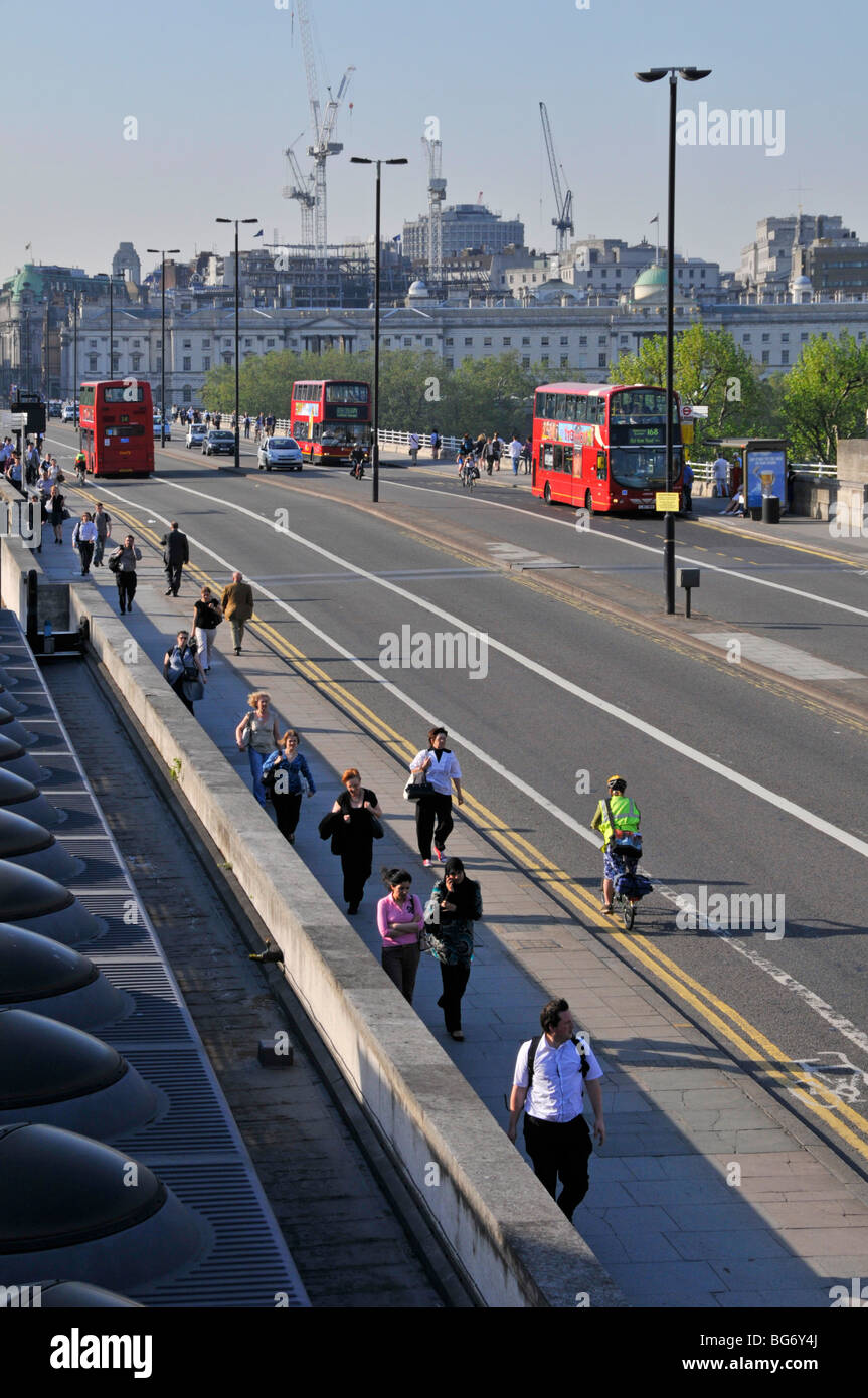 Waterloo Bridge, London office workers walking stations toards Banque D'Images