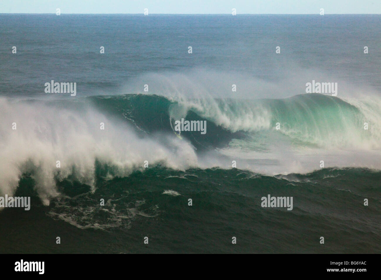 Surf sur la côte nord d'Oahu, Hawaii Banque D'Images