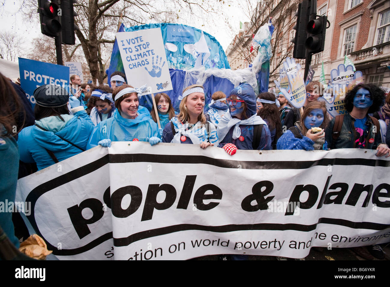 Puis vague, le plus grand rassemblement jamais le changement climatique au Royaume-Uni, entoure les chambres du Parlement. Banque D'Images