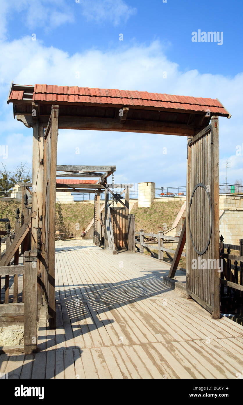 Vue de la porte du pont sur les douves de l'ancien château de Zolotchiv (Ukraine, région de Lvov, Néerlandais, construit en 1634-36 par Jakub Sobieski) Banque D'Images