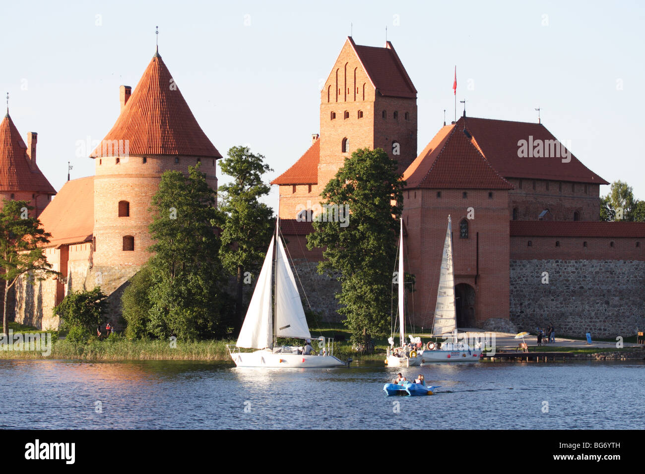 Château, le lac et bateaux - Trakai, Lituanie Banque D'Images