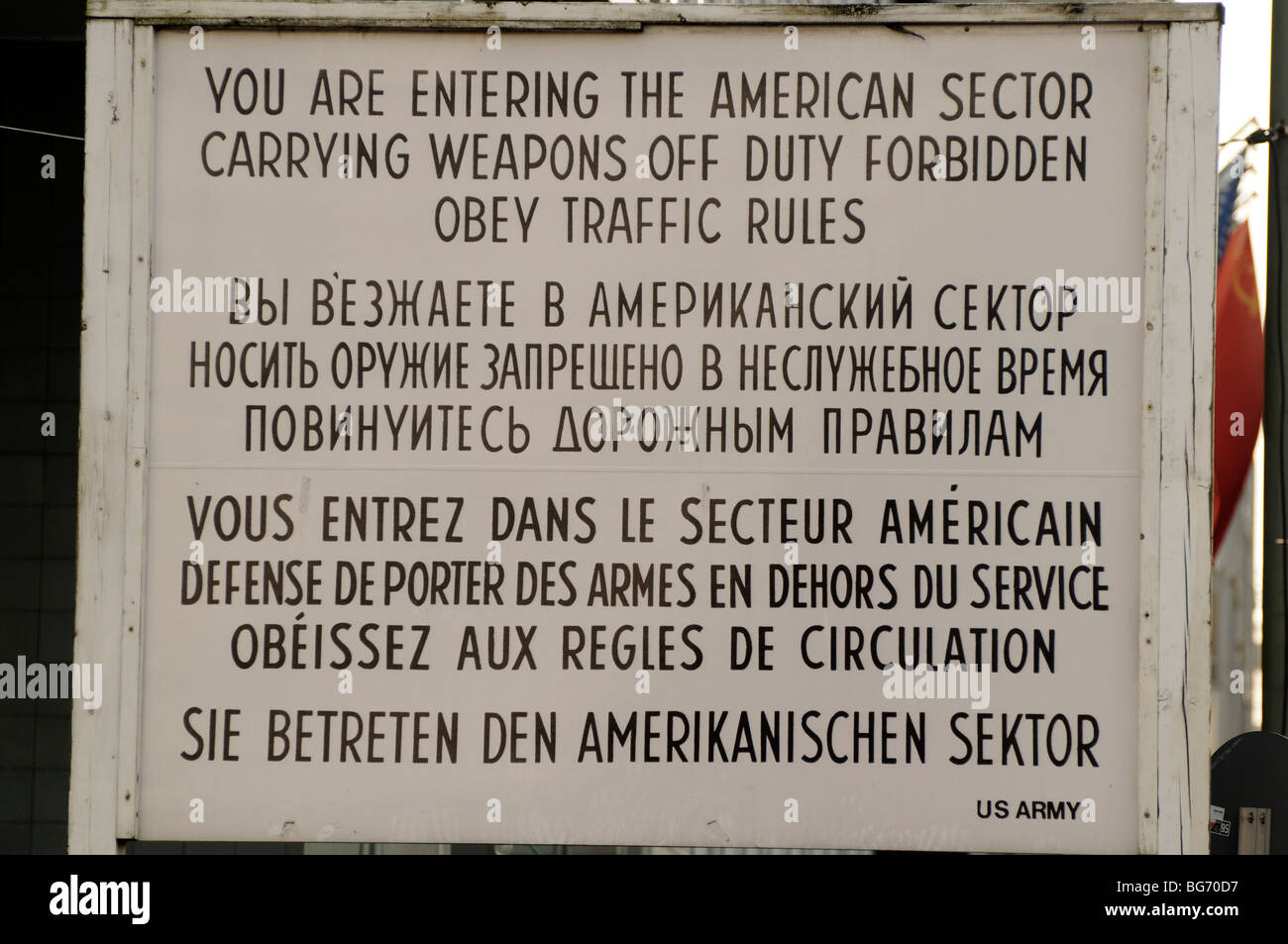 Contrôle de l'Armée US sign, Checkpoint Charlie, Berlin. Banque D'Images