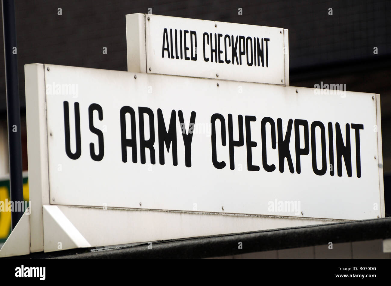 Contrôle de l'Armée US sign, Checkpoint Charlie, Berlin. Banque D'Images