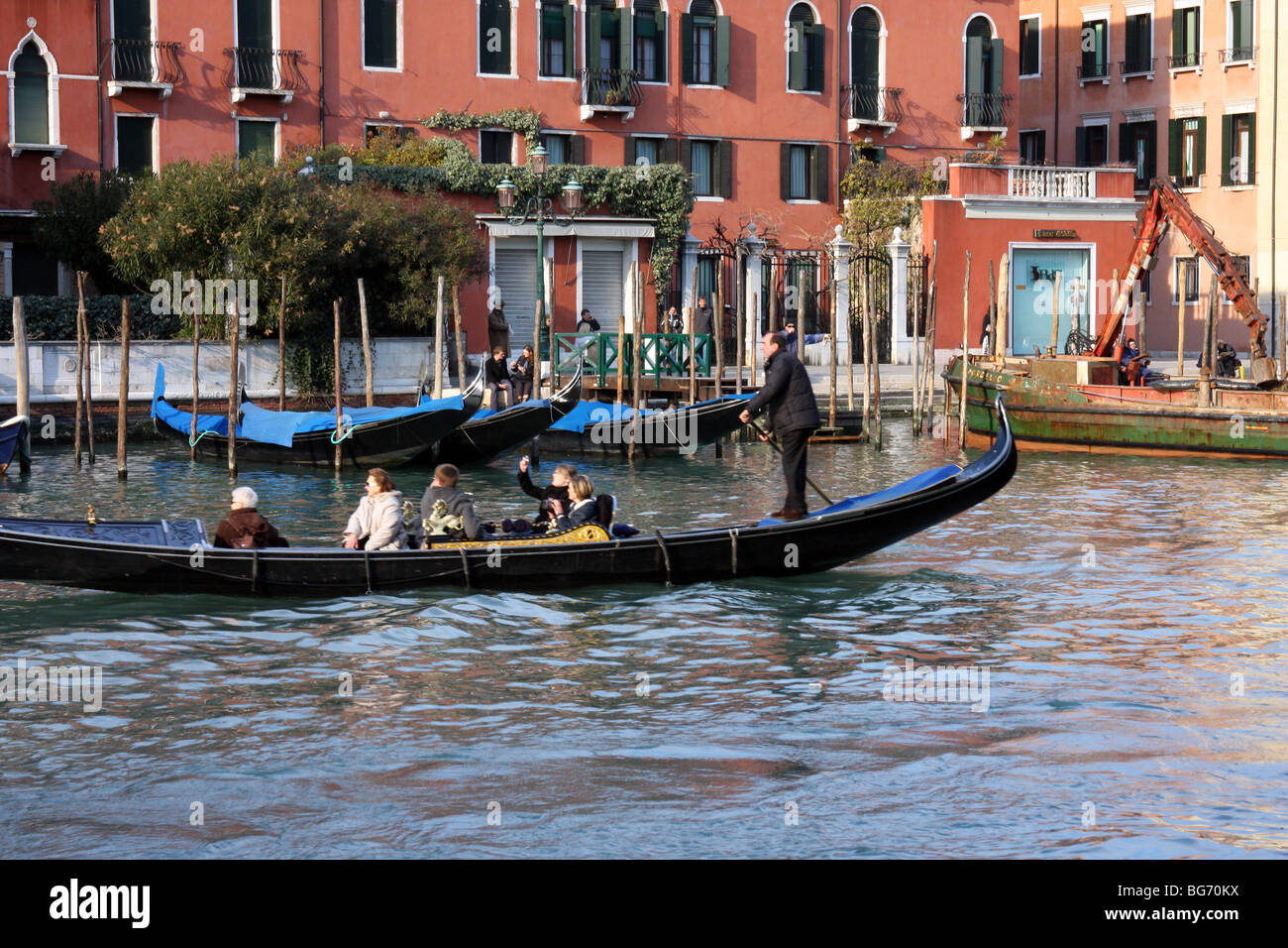 Gondolier ramer sa gondole transportant des touristes à Venise Banque D'Images