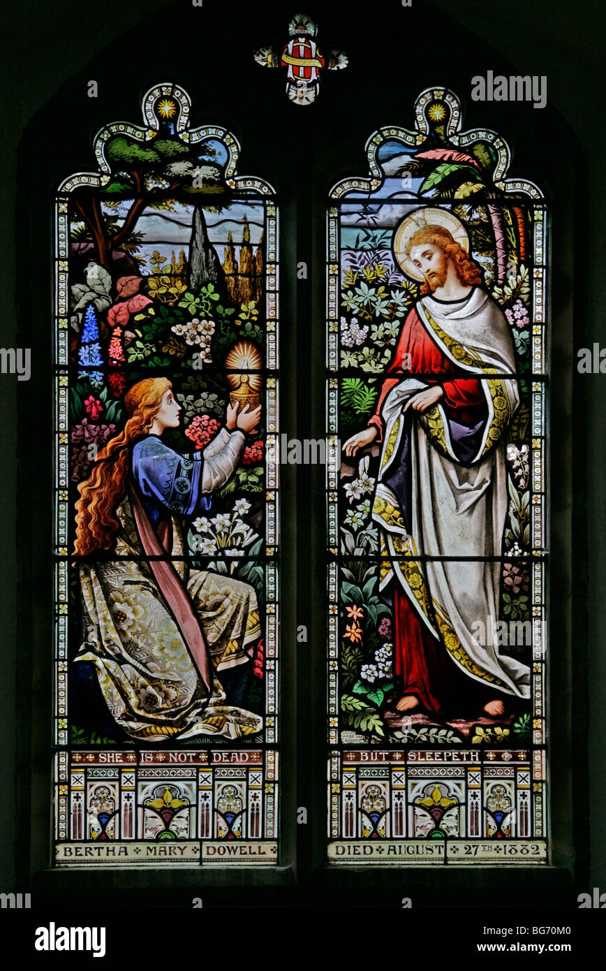 Une fenêtre en vitraux par Ward et Hughes représentant l'apparition de Jésus-Christ à Mary Magdalene, Dunton Church, Norfolk Banque D'Images