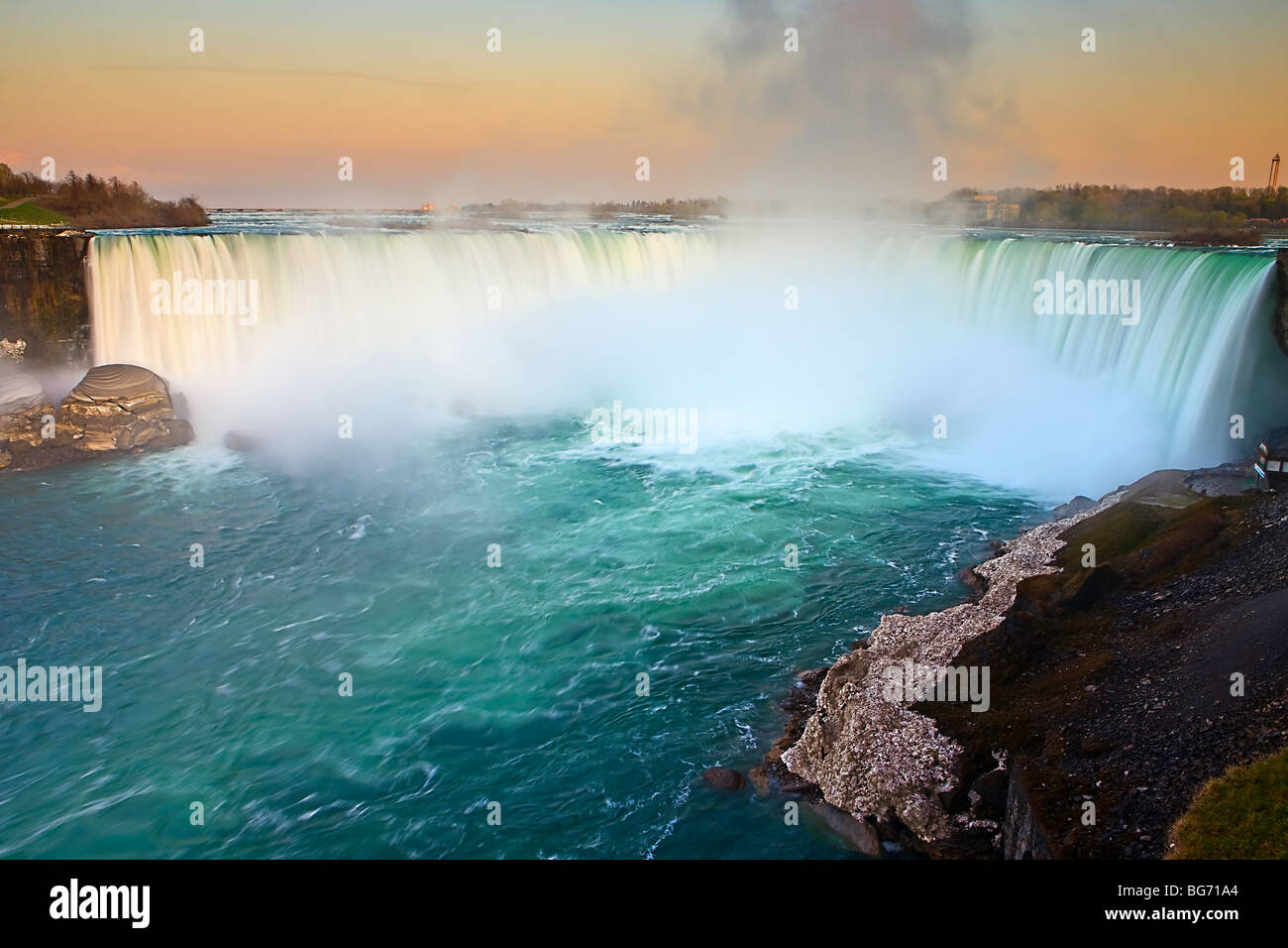 Horseshoe Falls, le long de la rivière Niagara à la brunante, Niagara Falls, Ontario, Canada. Banque D'Images