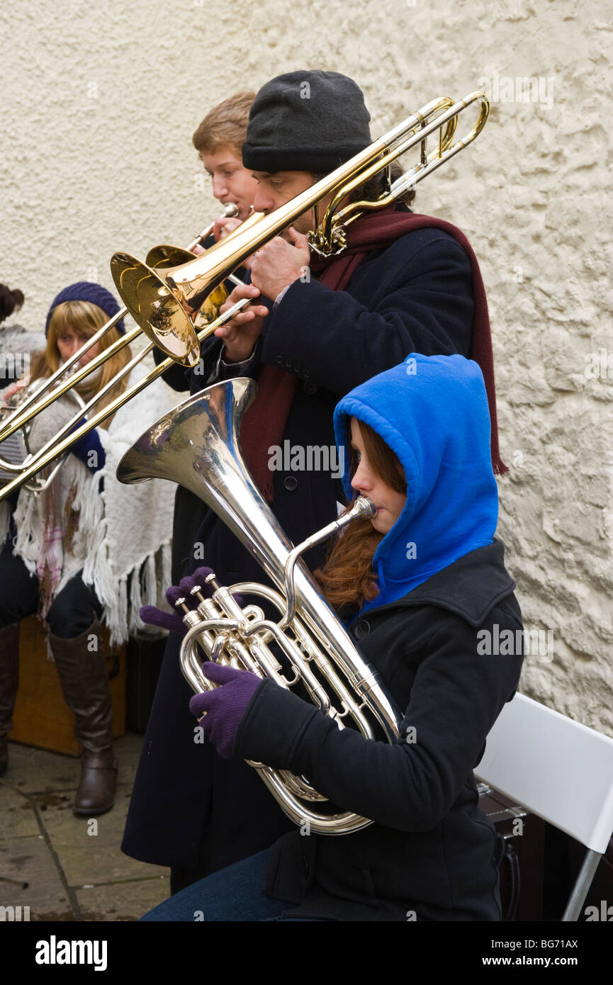 Chants de Noël brass band jouant durant le Festival d'hiver de l''Usk Usk Monmouthshire South Wales UK Banque D'Images