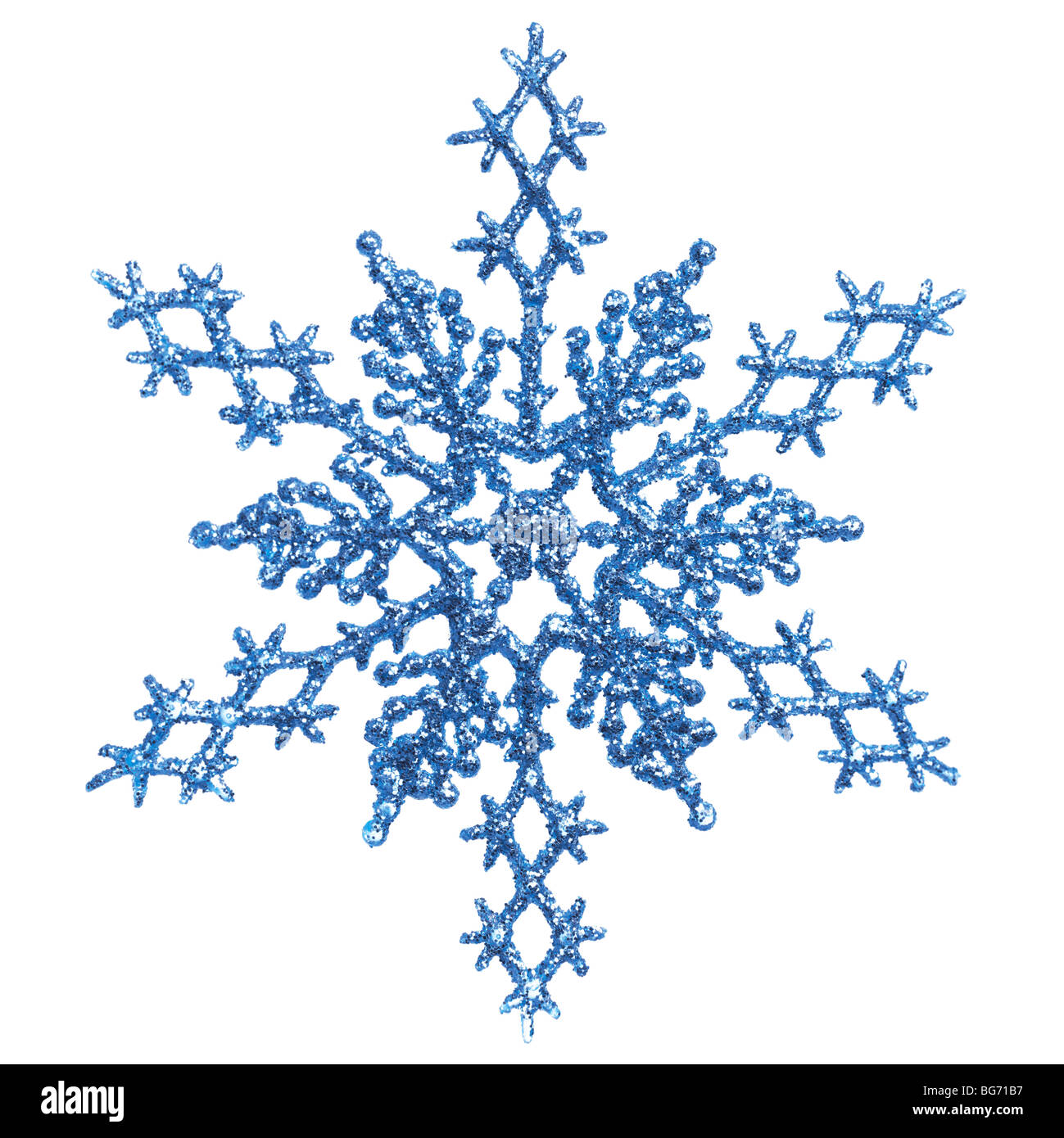Shiny blue snowflake ornament décoration d'arbre de Noël isolé sur fond blanc Banque D'Images