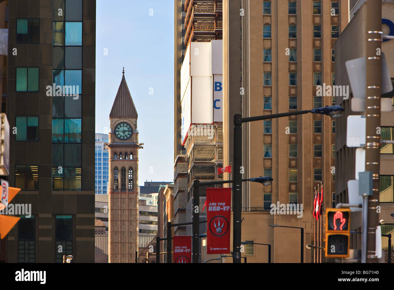 Scène de rue au centre-ville de Toronto avec la tour de l'horloge de l'ancien hôtel de ville en arrière-plan, du centre-ville de Toronto, Ontario, Canada. Banque D'Images