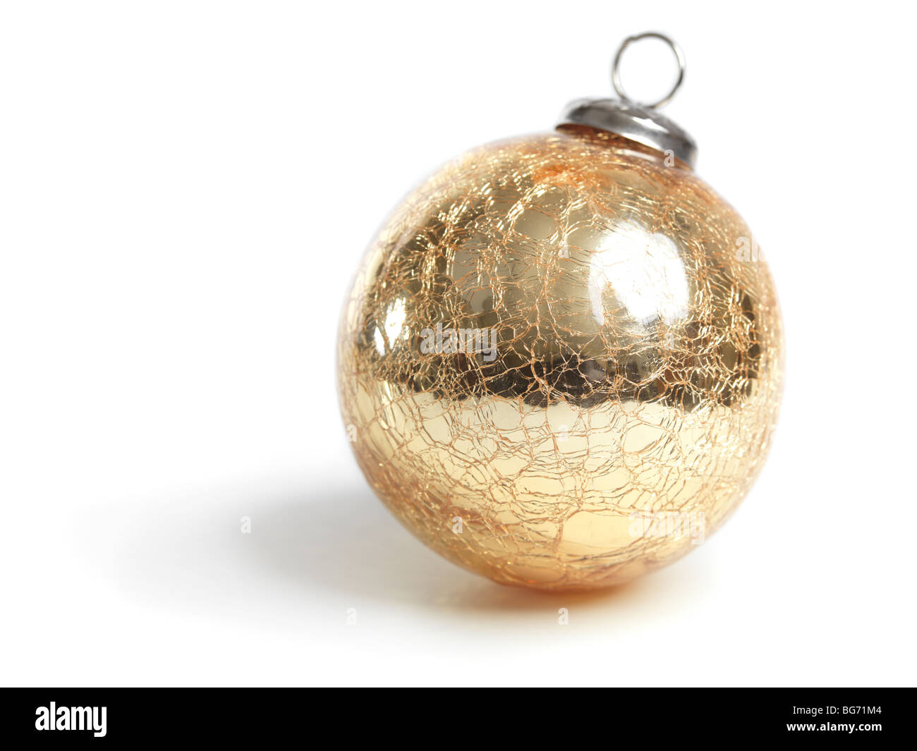 Ornement de Noël boule de verre doré isolé sur fond blanc Banque D'Images