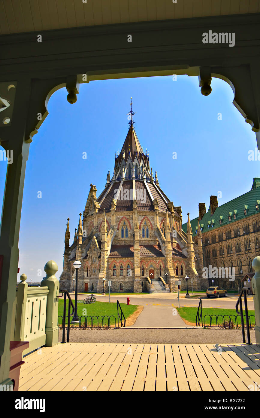 Bibliothèque du Parlement dans l'Édifice du Centre du Parlement vu du pavillon sur la Colline du Parlement, la Ville d'Ottawa, Banque D'Images