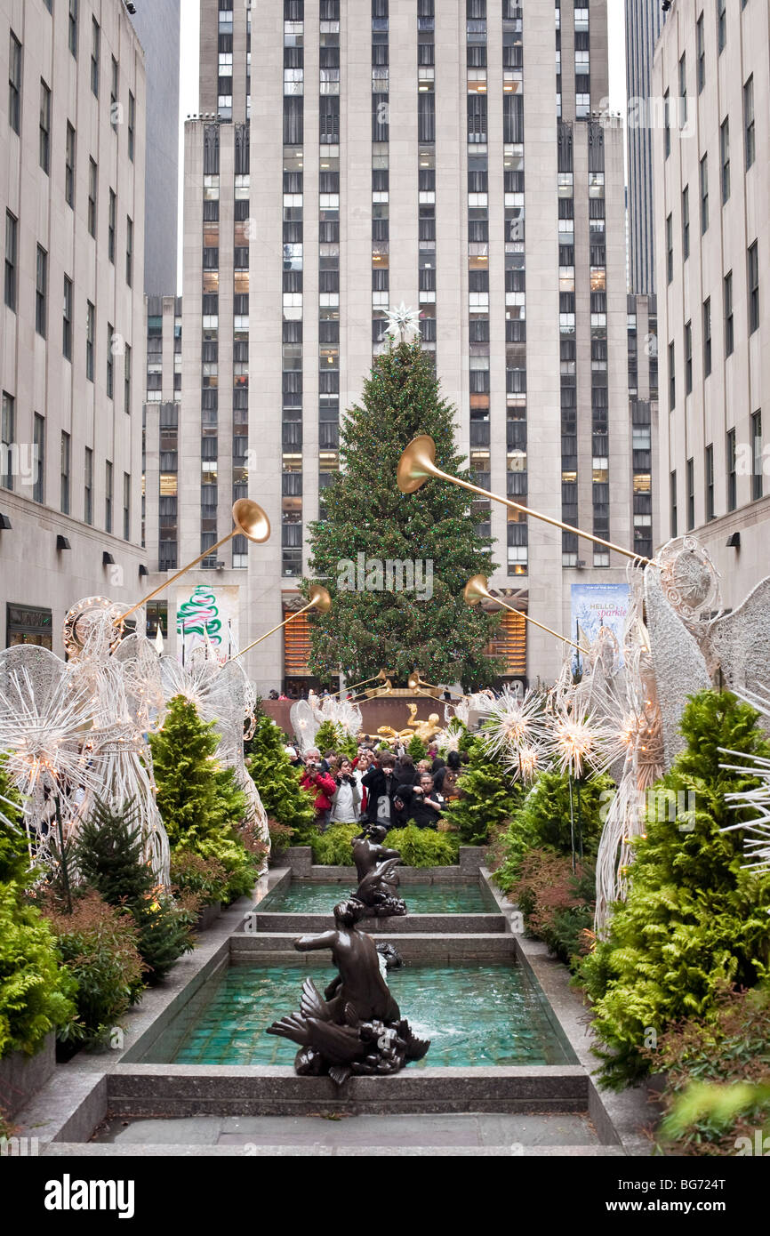 Rockefeller Center fontaines promenade agrémentée d'Herald Angels un essaim de preneurs d'image & vue de l'arbre de Noël au-delà Banque D'Images