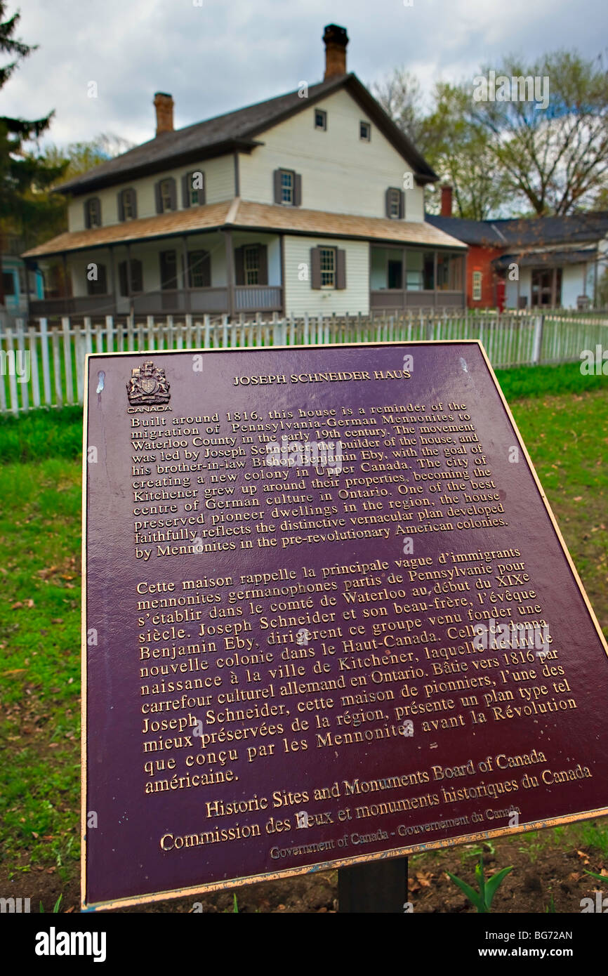 Le panneau d'information à la Joseph Schneider Haus, un lieu historique national du Canada, dans la ville de Kitchener, Ontario, Canada. Banque D'Images