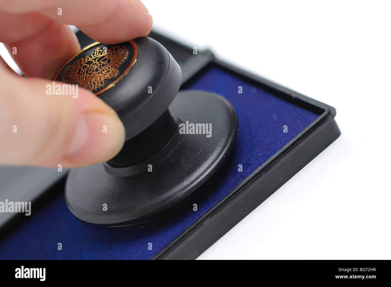 La main avec tampon sur un fond blanc Banque D'Images