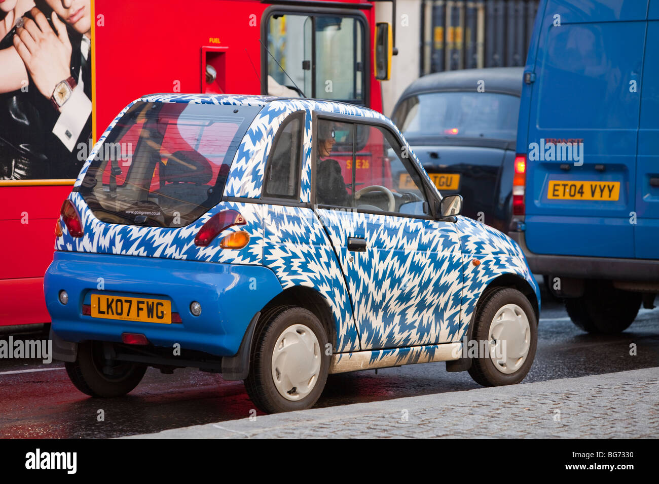 Un G-Wiz voiture électrique dans les rues de Londres, au Royaume-Uni. Ces véhicules sans émissions aident à lutter contre le changement climatique. Banque D'Images