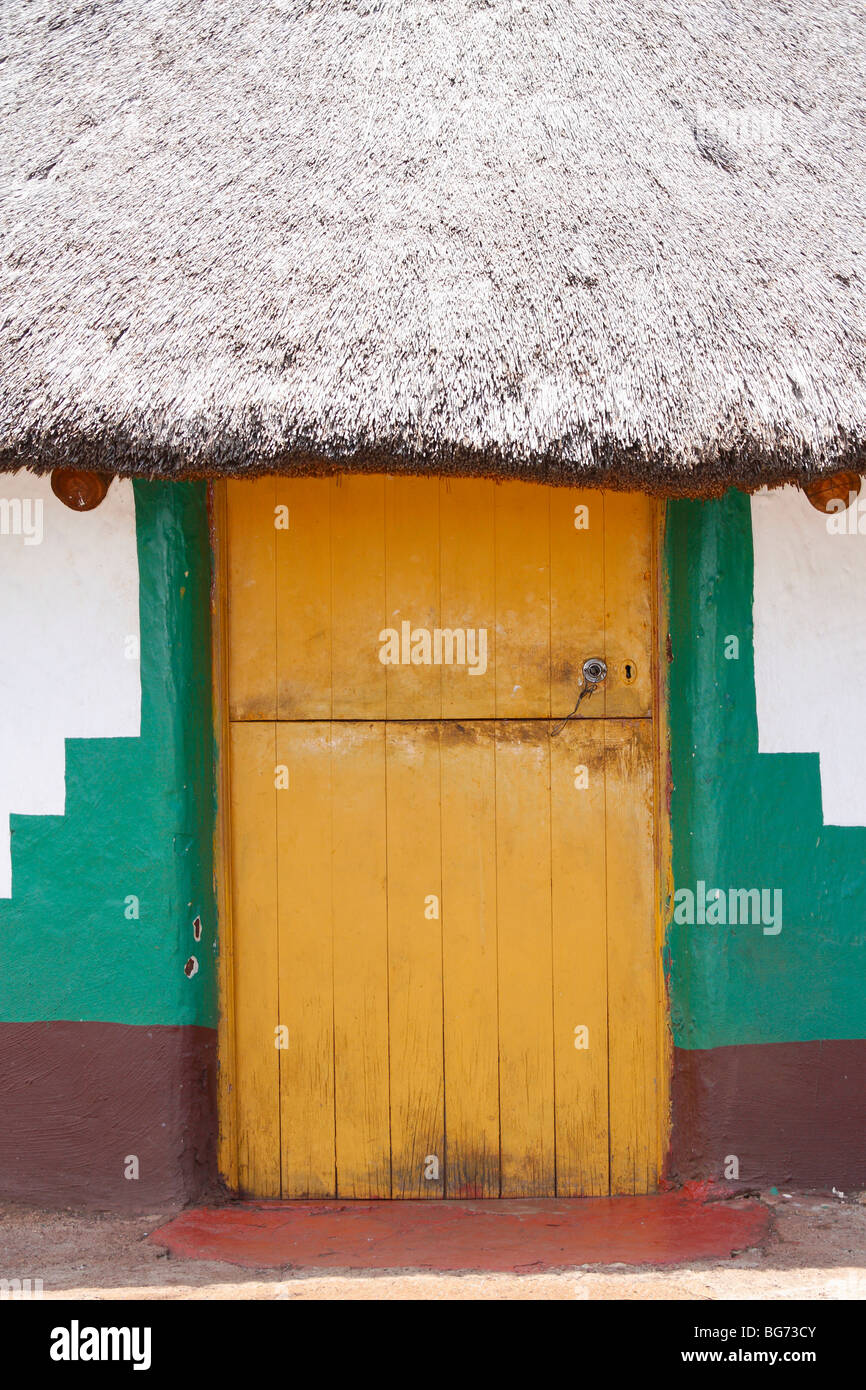 Close up scène d'une porte en bois jaune Ndebele conçu d'une maison, Village de Lesedi, Afrique du Sud, Novembre 2009 Banque D'Images