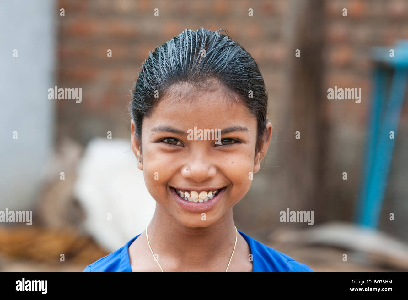 Fille indienne avec un grand sourire heureux, Nallaguttapalli, Andhra Pradesh, Inde Banque D'Images