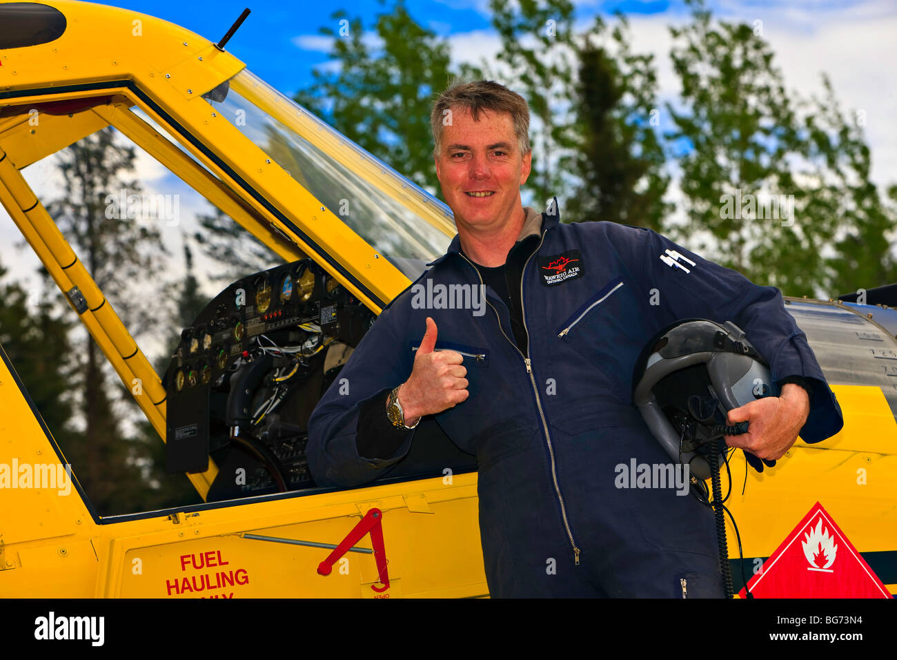 Guy pilote Canon avec le tracteur, EN-802 (modifiée pour le transport de carburant en vrac - capacité de 4 000 litres), Red Lake, Ontario, Ca Banque D'Images