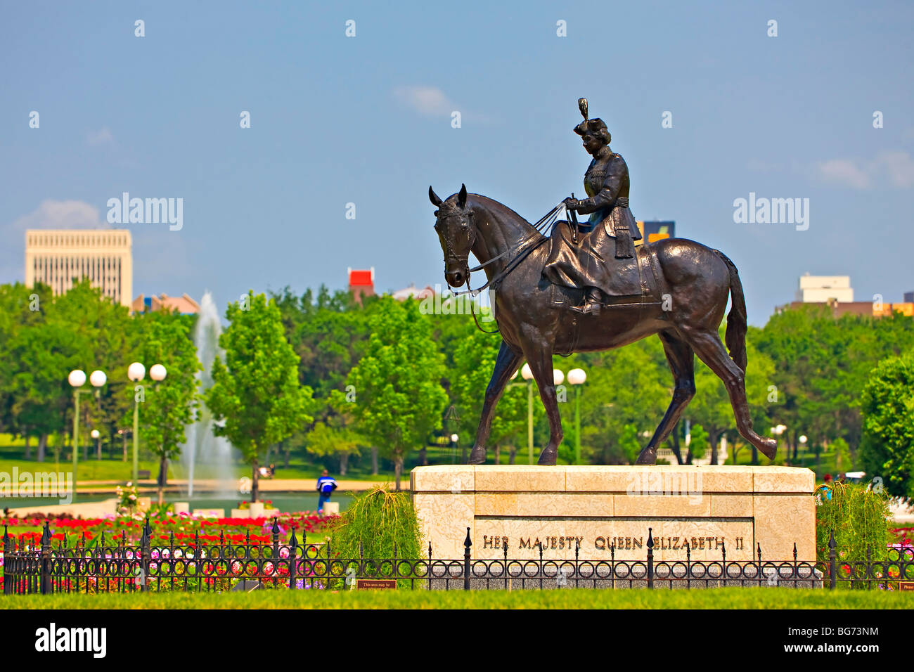 Statue équestre de la reine Elizabeth II dans The Queen Elizabeth II Jardins, Ville de Regina, Saskatchewan, Canada. Banque D'Images