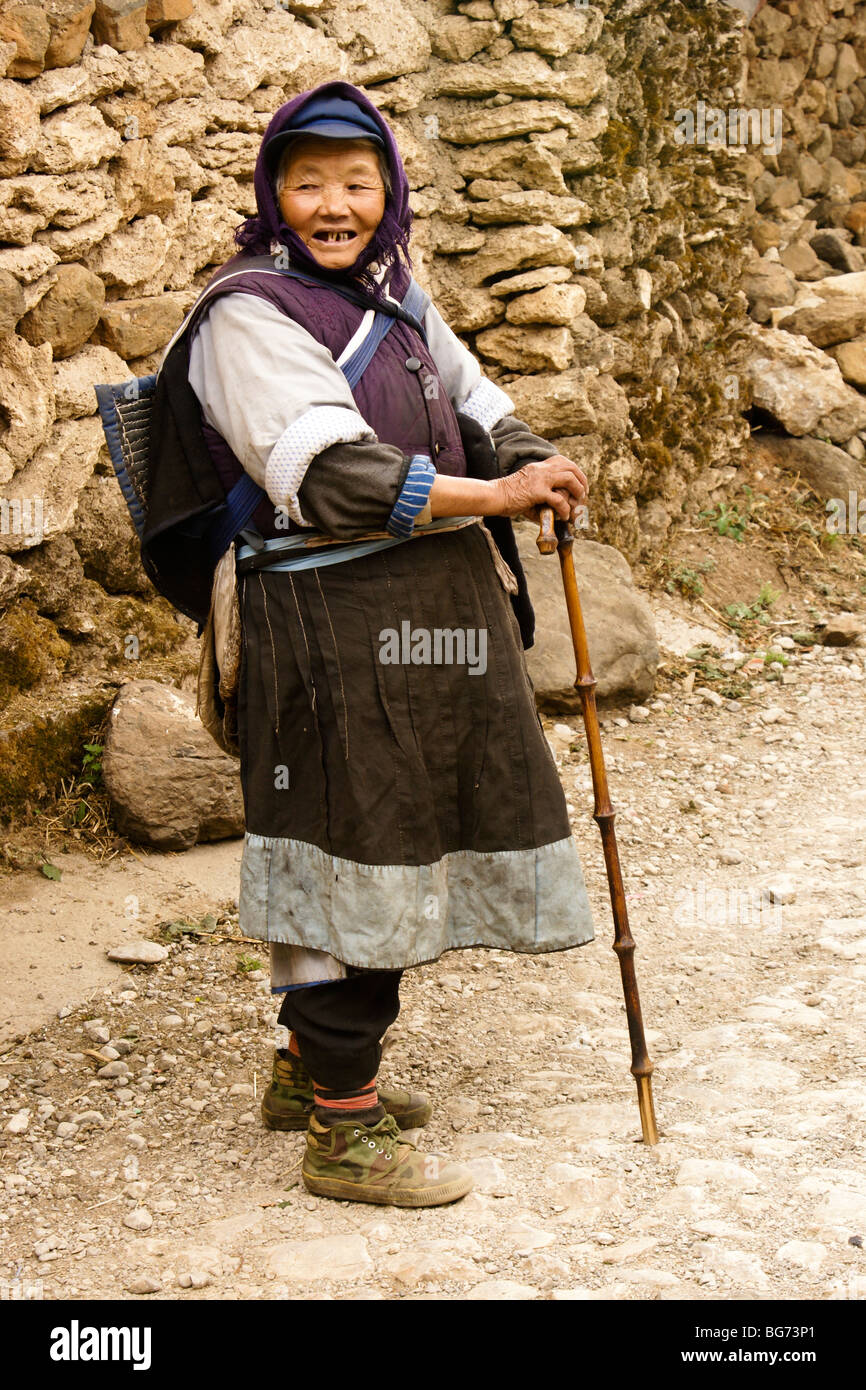 Vieille Femme Naxi du village Yuhu, Yunnan, Chine Banque D'Images