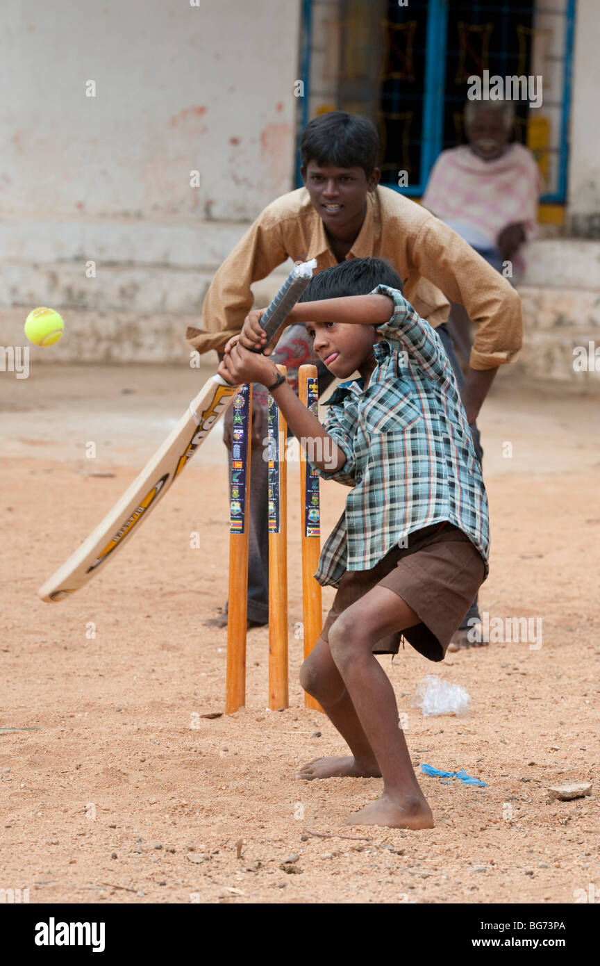 Village de l'Inde rurale les garçons à jouer au cricket dans un village. Nallaguttapalli, Andhra Pradesh, Inde Banque D'Images