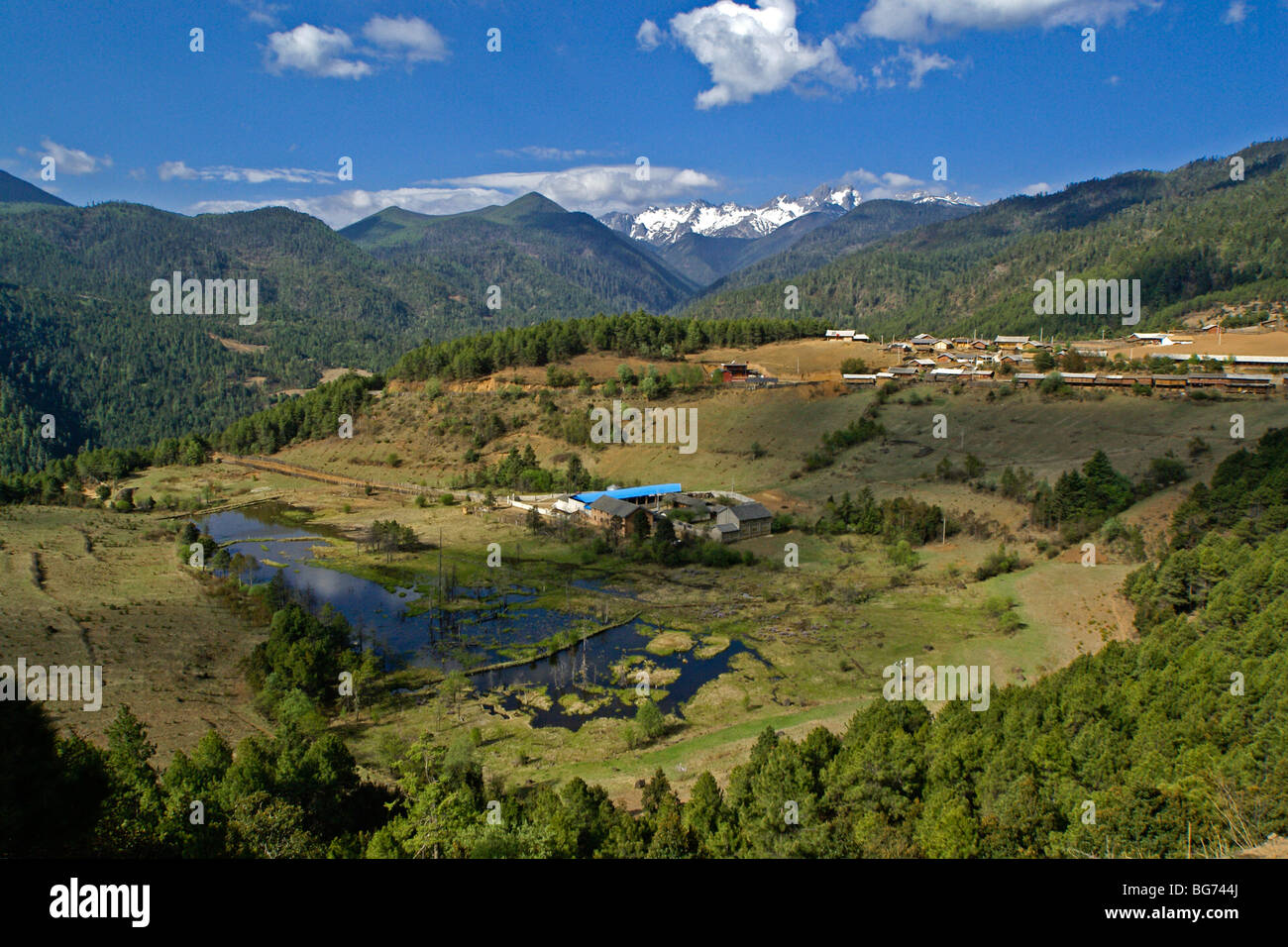 Yi village et montagne Abuji, Shangri-la, Yunnan, Chine Banque D'Images