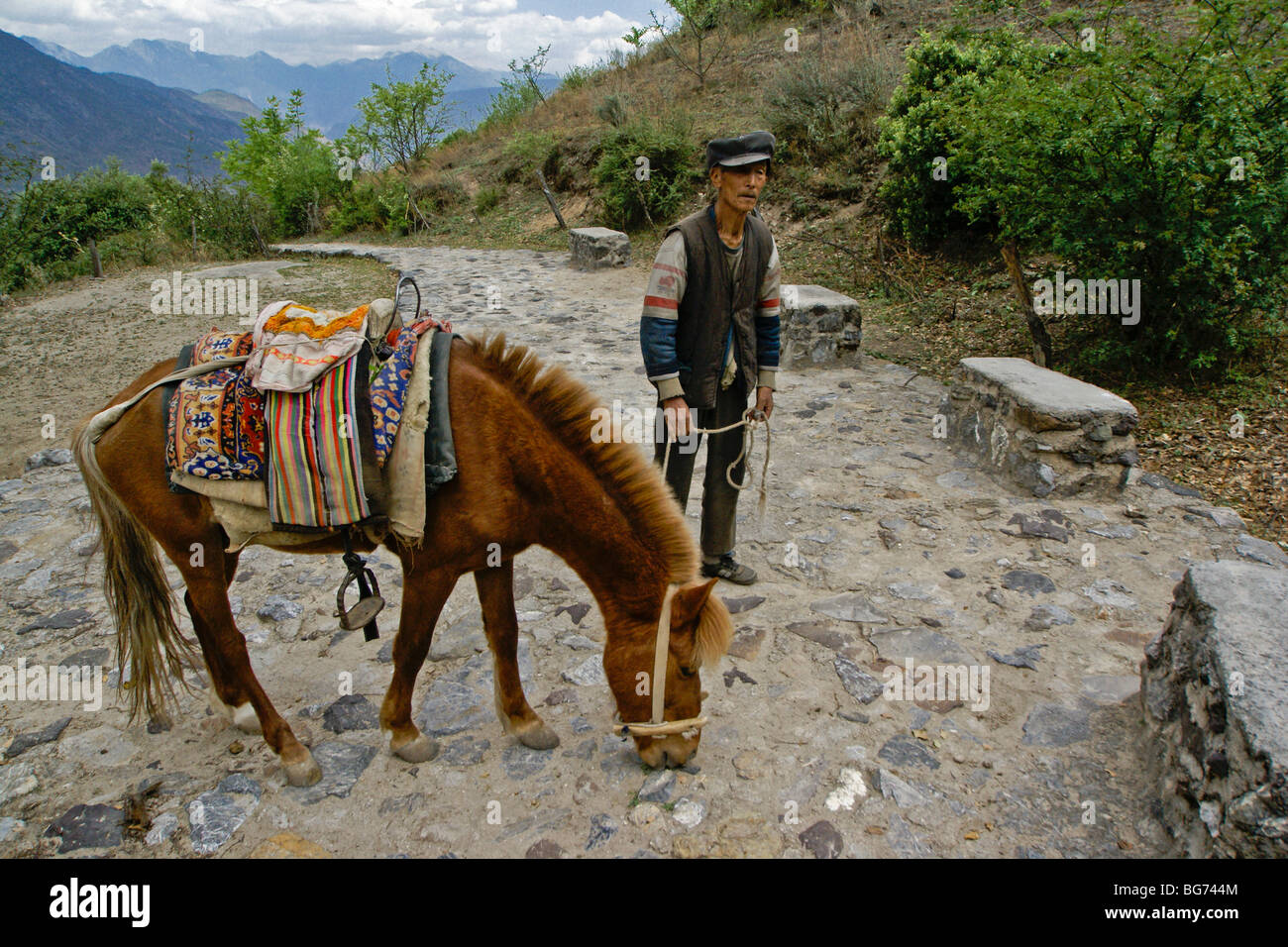 Yi man avec cheval, Shangri-la, Yunnan, Chine Banque D'Images