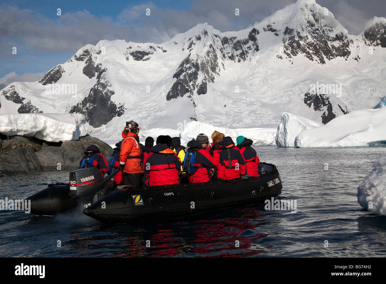 Les passagers des navires de croisière de l'expédition sur une croisière au large de l'Île Pleneau zodiac, l'Antarctique Banque D'Images