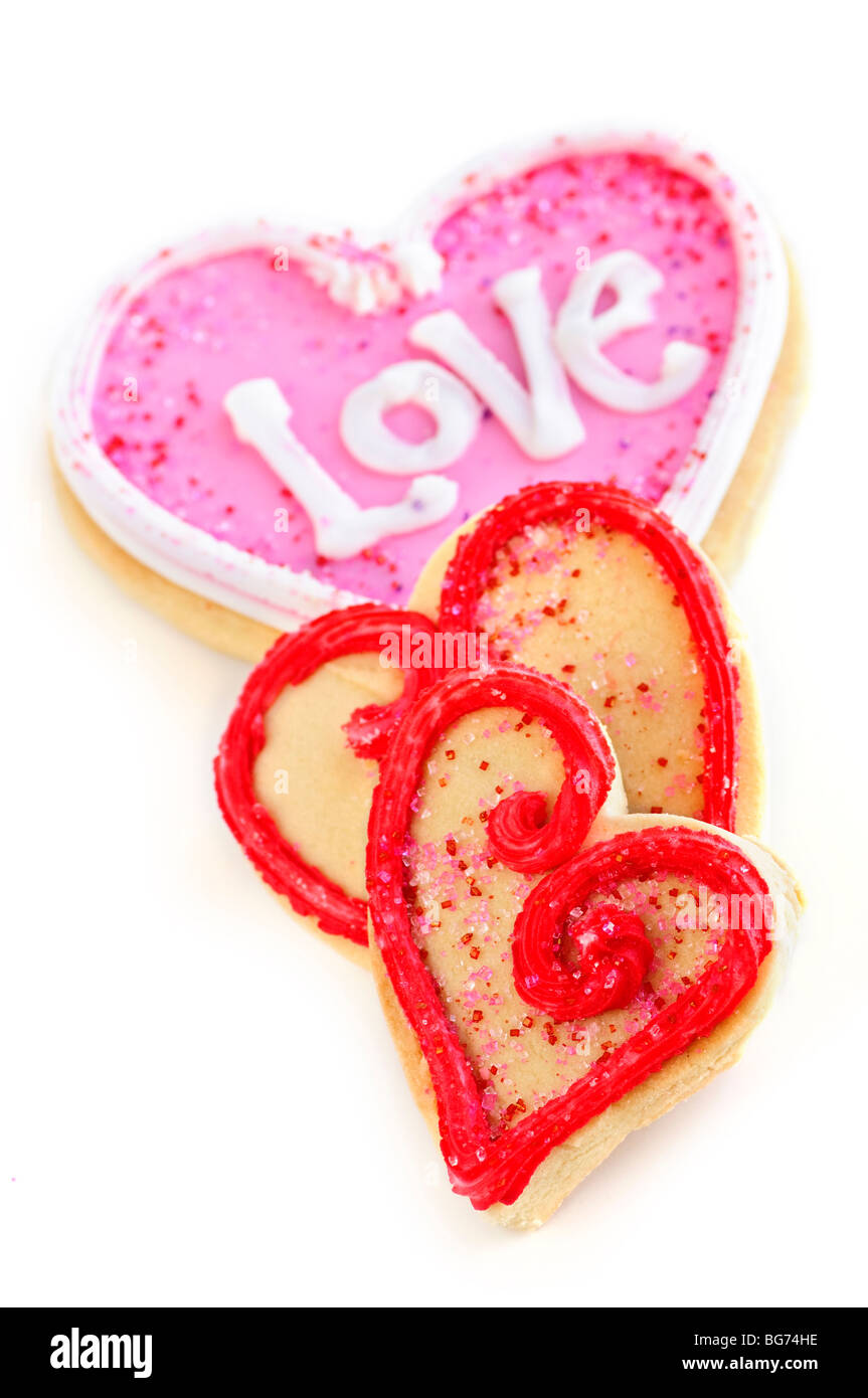 Sablés au four maison Valentine cookies avec du glaçage sur fond blanc Banque D'Images