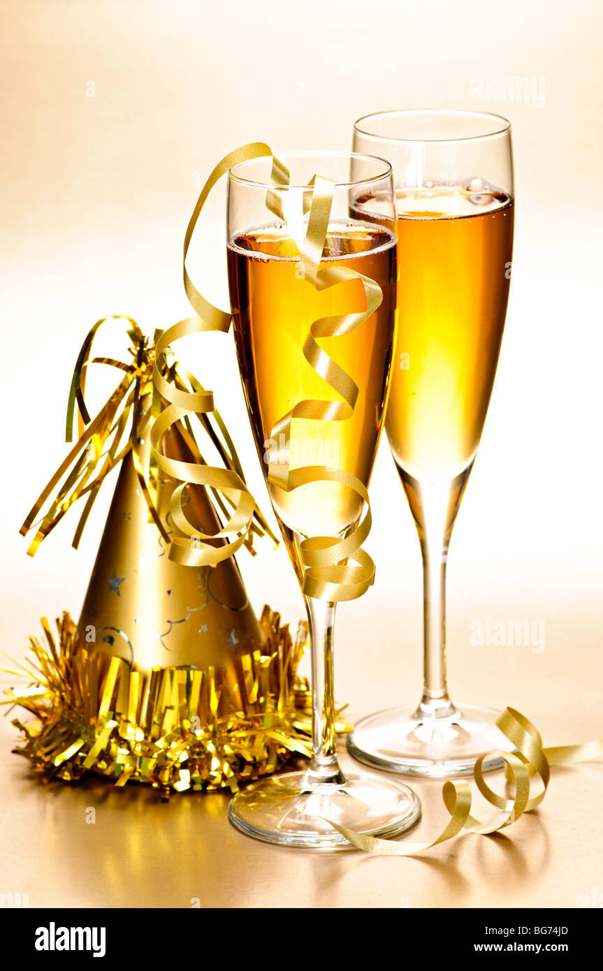 Deux flûtes à champagne avec party hat et rubans Banque D'Images