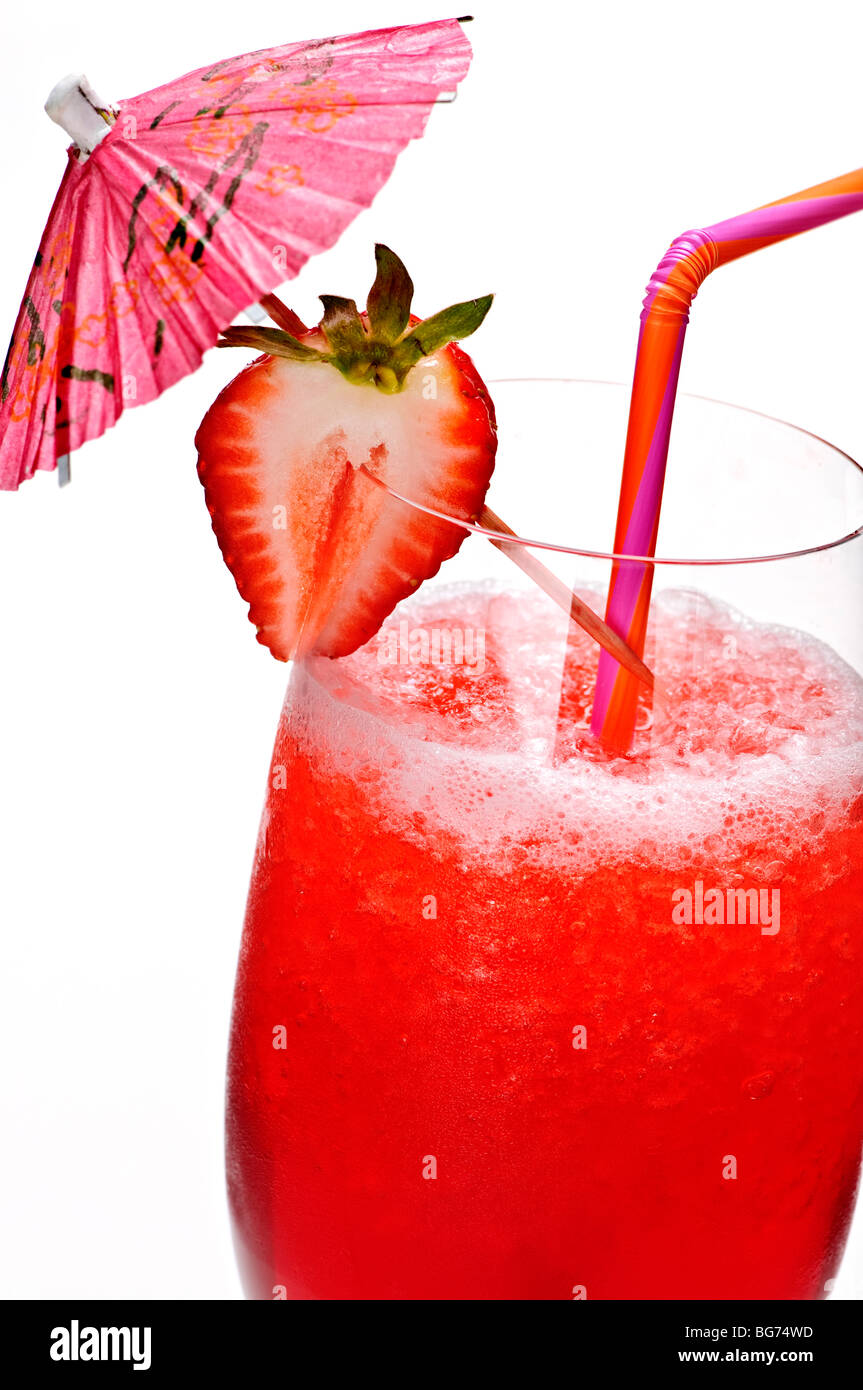 Strawberry Daiquiri en verre isolé sur fond blanc avec parapluie Banque D'Images