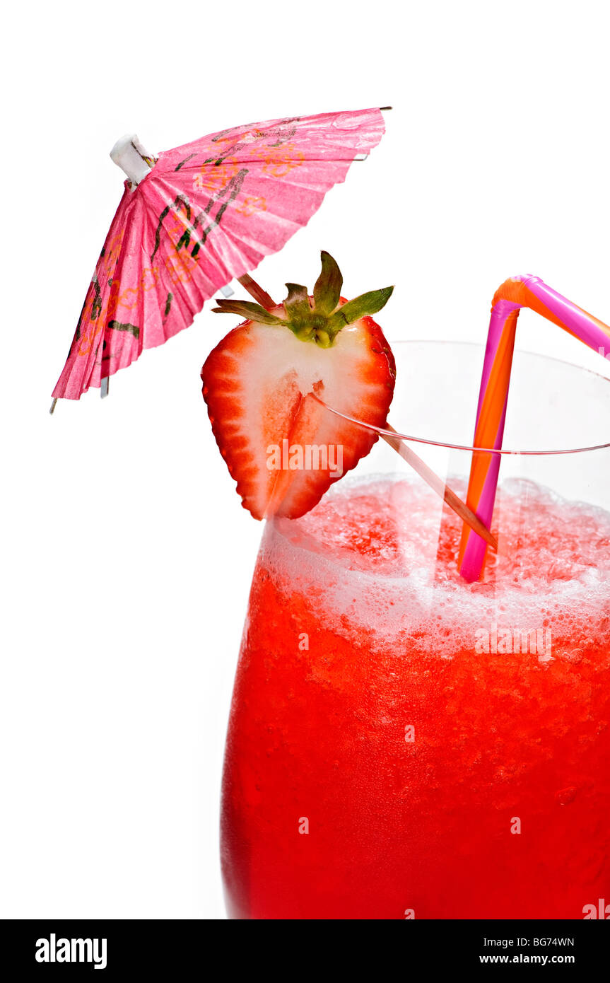 Strawberry Daiquiri en verre isolé sur fond blanc avec parapluie Banque D'Images