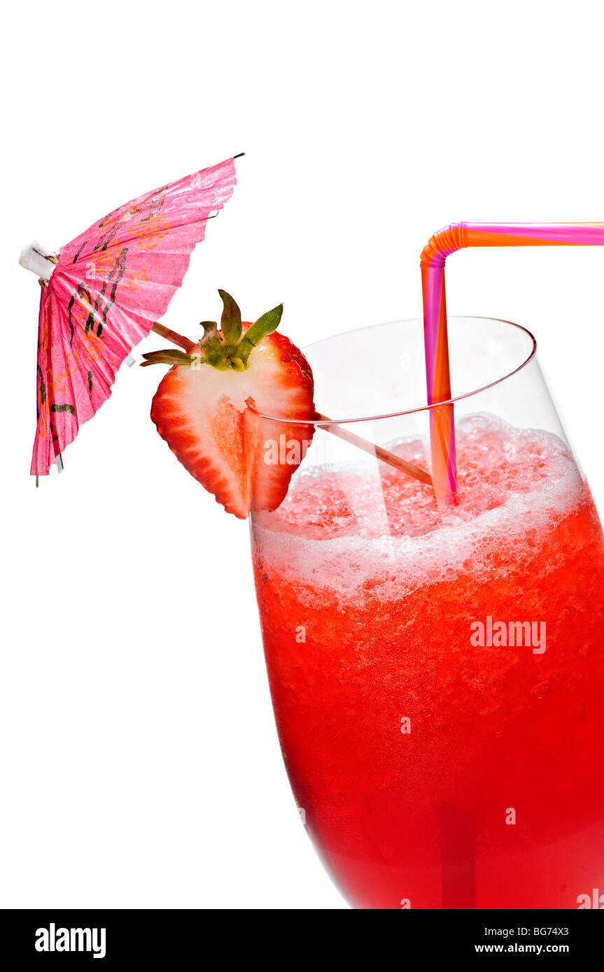 Strawberry Daiquiri en verre isolé sur fond blanc avec parapluie Banque D'Images