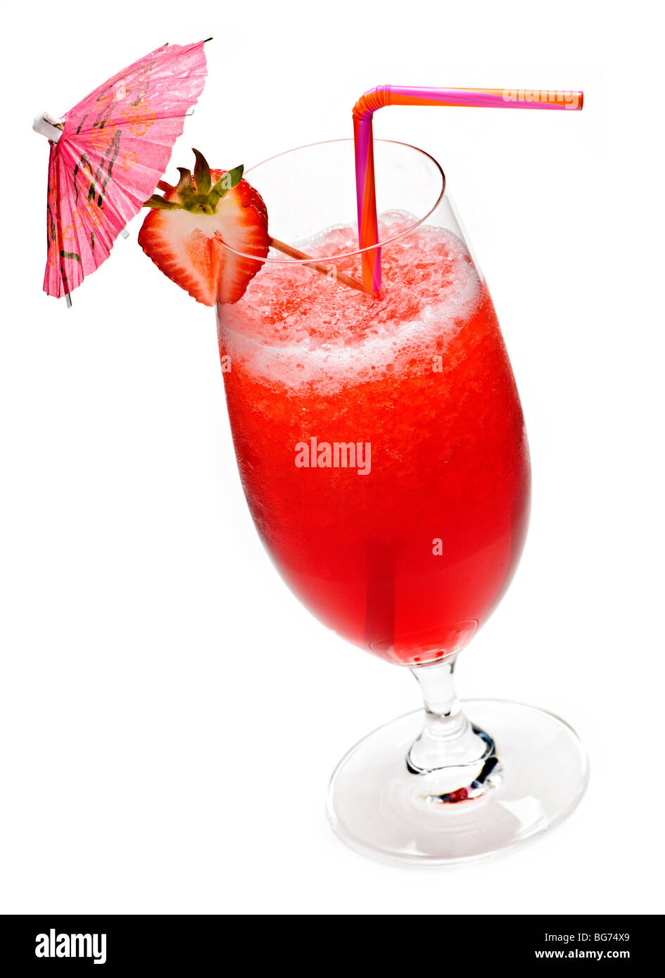 Strawberry Daiquiri en verre isolé sur fond blanc avec parapluie Banque D'Images