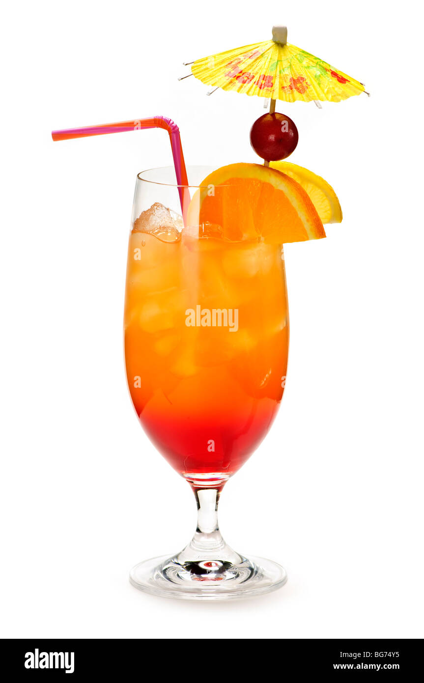 Cocktail tropical en verre isolé sur fond blanc avec parapluie Banque D'Images
